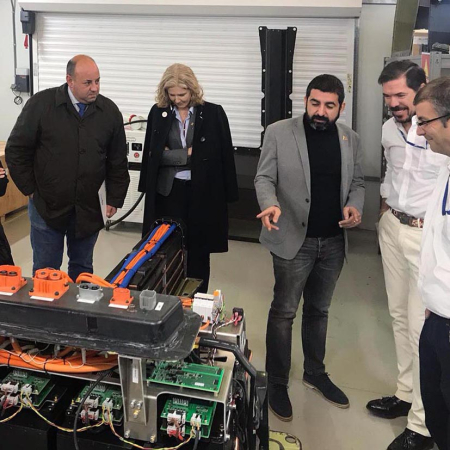 Visita de l'alcalde, Pere Rodríguez i del conseller de treball, Chakir El Homrani, a QEV Technologies