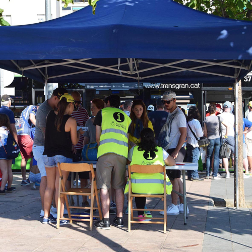 Equip d'informadores a la plaça d'Ernest LLuch