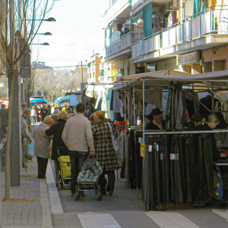 Torna el mercat al carrer de la Diputació