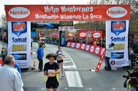 Arribada a meta de la primera classificada, categoria femenina