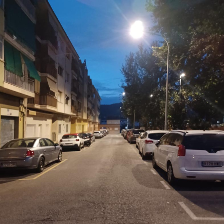 Un dels carrers del barri de La Grua amb el nou sistema d'enllumenat LED