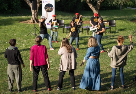 Actuació de "Pentina el Gat" als jardins de La Torreta, a la presentació del  FITKAM 202