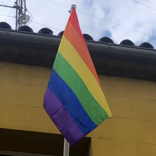 Bandera LGTBI al balcó de l'Ajuntament