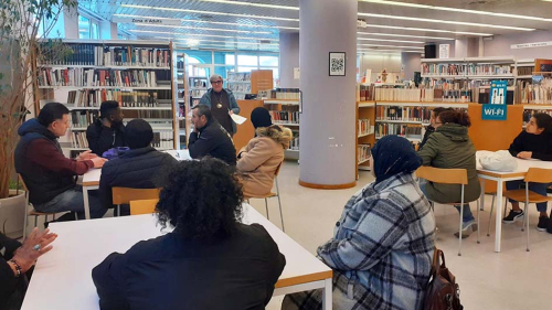 Visita a la biblioteca de l'alumnat de Català