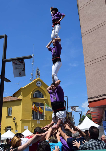 Els Manyacs de Parets, aixecant un pilar a la Fira