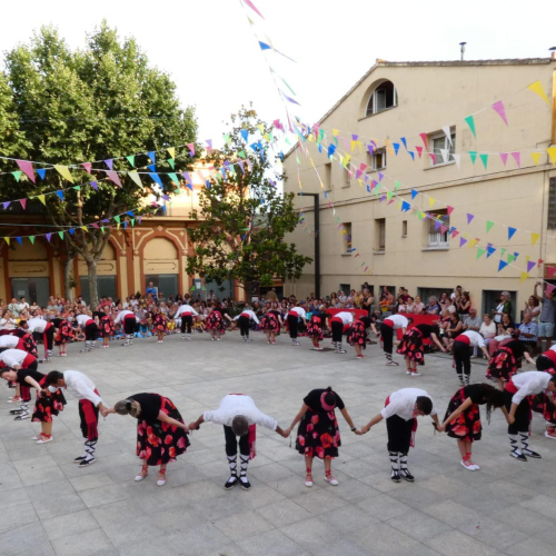 Les colles de Ball de Gitanes de Montmeló omplen de nou la plaça de la Vila