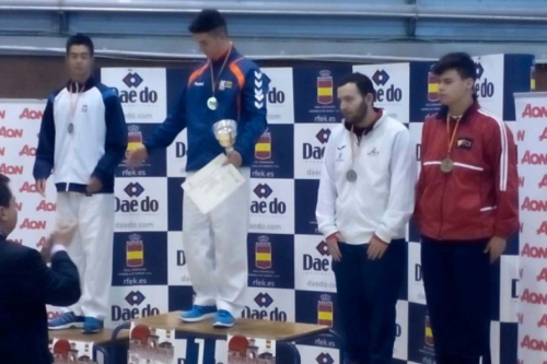 Arnau Martínez durant l'entrega de medalles