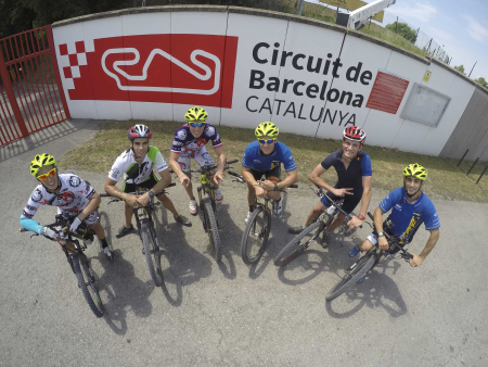 Els pilots catalans en bicicleta pels voltants del Circuit